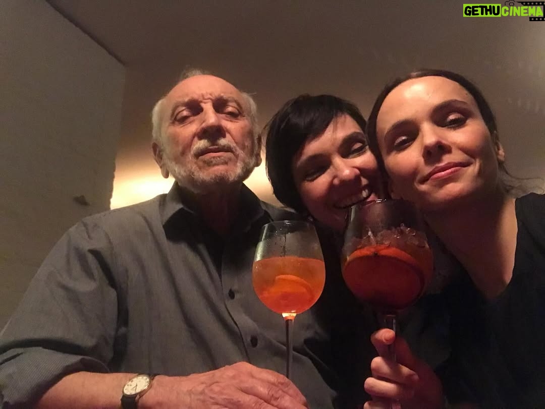 Débora Falabella - 38K Likes - Hoje meu pai faz 90 anos. E eu tenho muita sorte de ser filha dele.
Estou em temporada em BH e fui treinar com ele todos os dias na academia, tentei acompanhá-lo na peteca, mas nem de longe consegui alcançá-lo.
Ele me acompanha no teatro e adora ficar batendo papo e tomando café no camarim com a equipe da peça.
Adoro ouvir suas histórias, e ele sempre tem uma nova pra me contar: histórias da nossa família, do teatro, da TV Itacolomy.
Ele é o pai, avô e marido mais amoroso do mundo. Amigo fiel, sensível, um homem lindo, admirável, um farol.
Te amo demais, meu pai. Hoje vai ser um lindo dia. ❤️