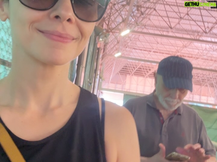 Débora Falabella - 38K Likes - Hoje meu pai faz 90 anos. E eu tenho muita sorte de ser filha dele.
Estou em temporada em BH e fui treinar com ele todos os dias na academia, tentei acompanhá-lo na peteca, mas nem de longe consegui alcançá-lo.
Ele me acompanha no teatro e adora ficar batendo papo e tomando café no camarim com a equipe da peça.
Adoro ouvir suas histórias, e ele sempre tem uma nova pra me contar: histórias da nossa família, do teatro, da TV Itacolomy.
Ele é o pai, avô e marido mais amoroso do mundo. Amigo fiel, sensível, um homem lindo, admirável, um farol.
Te amo demais, meu pai. Hoje vai ser um lindo dia. ❤️