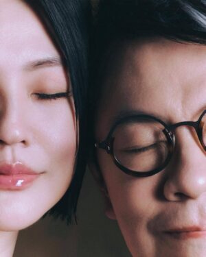 Dee Hsu Instagram - 我對得不得獎，常常沒有感覺，這是訓練的結果 😬

我想訓練自己 不要理所當然的接受別人的讚美或認可，這樣 也許我就也可以 不那麼在意別人的否定或羞辱。

我希望自己、不要為不相干的人的評價而活。
只在乎重要的人就好 🧡

不過這次s得不得獎，我很在意。
因為我相信這個獎、可以幫助她回到她喜歡的工作。
有力量的獎，就是有意義的獎 ✨

雖然根本不是給我的獎，但是我感謝這個獎。

👸🏻🌹⛅️

#康熙來了
#蔡康永
#小s
#金鐘獎