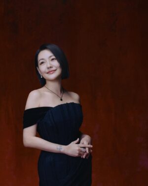 Dee Hsu Instagram - 謝謝康永哥今天的陪伴，因為有你，我才能勇敢的站上舞台！謝謝我最愛的姐姐大S，我知道你一直都在，只是我看不見你，但你一直都在❤️派翠克👍

Clothing:
@windowsen 
#windowsen 

Jewelry:
@debeersofficial 
#debeers 

Styling / 布布 @mrbuleishaw 
Make Up /  亞歷Yali @happyyali 
Hair / Sydni @sydni_q from @zoomhairstyling 
Photographer / 袁義 @jonathan__0709 
Photography Assistant / 陳俊愷 @kyleangusssss 簡必丞 @bii.foto_ 
Gaffer / 陳俊愷 @kyleangusssss