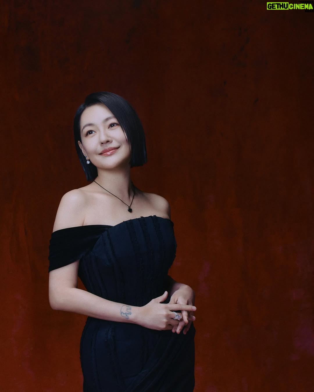Dee Hsu - 641.8K Likes - 謝謝康永哥今天的陪伴，因為有你，我才能勇敢的站上舞台！謝謝我最愛的姐姐大S，我知道你一直都在，只是我看不見你，但你一直都在❤️派翠克👍

Clothing:
@windowsen 
#windowsen 

Jewelry:
@debeersofficial 
#debeers 

Styling / 布布 @mrbuleishaw 
Make Up /  亞歷Yali @happyyali 
Hair / Sydni @sydni_q from @zoomhairstyling 
Photographer / 袁義 @jonathan__0709 
Photography Assistant / 陳俊愷 @kyleangusssss 簡必丞 @bii.foto_ 
Gaffer / 陳俊愷 @kyleangusssss