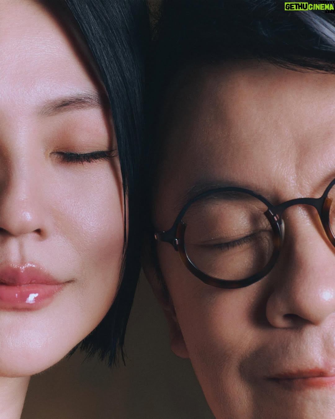 Dee Hsu - 641.8K Likes - 謝謝康永哥今天的陪伴，因為有你，我才能勇敢的站上舞台！謝謝我最愛的姐姐大S，我知道你一直都在，只是我看不見你，但你一直都在❤️派翠克👍

Clothing:
@windowsen 
#windowsen 

Jewelry:
@debeersofficial 
#debeers 

Styling / 布布 @mrbuleishaw 
Make Up /  亞歷Yali @happyyali 
Hair / Sydni @sydni_q from @zoomhairstyling 
Photographer / 袁義 @jonathan__0709 
Photography Assistant / 陳俊愷 @kyleangusssss 簡必丞 @bii.foto_ 
Gaffer / 陳俊愷 @kyleangusssss