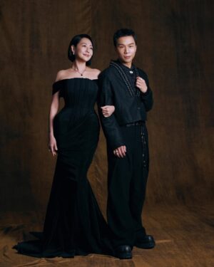 Dee Hsu Instagram - 謝謝康永哥今天的陪伴，因為有你，我才能勇敢的站上舞台！謝謝我最愛的姐姐大S，我知道你一直都在，只是我看不見你，但你一直都在❤️派翠克👍

Clothing:
@windowsen 
#windowsen 

Jewelry:
@debeersofficial 
#debeers 

Styling / 布布 @mrbuleishaw 
Make Up /  亞歷Yali @happyyali 
Hair / Sydni @sydni_q from @zoomhairstyling 
Photographer / 袁義 @jonathan__0709 
Photography Assistant / 陳俊愷 @kyleangusssss 簡必丞 @bii.foto_ 
Gaffer / 陳俊愷 @kyleangusssss