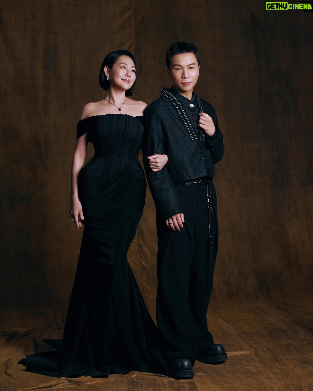 Dee Hsu - 641.8K Likes - 謝謝康永哥今天的陪伴，因為有你，我才能勇敢的站上舞台！謝謝我最愛的姐姐大S，我知道你一直都在，只是我看不見你，但你一直都在❤️派翠克👍

Clothing:
@windowsen 
#windowsen 

Jewelry:
@debeersofficial 
#debeers 

Styling / 布布 @mrbuleishaw 
Make Up /  亞歷Yali @happyyali 
Hair / Sydni @sydni_q from @zoomhairstyling 
Photographer / 袁義 @jonathan__0709 
Photography Assistant / 陳俊愷 @kyleangusssss 簡必丞 @bii.foto_ 
Gaffer / 陳俊愷 @kyleangusssss