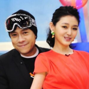 Dee Hsu Instagram - 小s剛剛問我：大s有沒有影響過我？

嗯⋯
徐熙媛影響我最深的、並不是她給我的某一個答案，而是她每次給我答案用的語氣：

徐熙媛總是用最絕對的語氣，回答我的各種猶豫不決：

『你一定要擦這個』、『不可能有那種事』、『怕什麼？誰怕誰呀』、『你這樣衝過去就對了』，都是這種斬釘截鐵的回答。

我並不是一個懦弱的人，但每次聽熙媛這樣回答，我都還是會不由自主的被她給鼓勵到，好像事情根本沒有我想得那麼可怕。

我很想念這種被鼓勵的感覺。

徐熙媛，以後我會繼續模仿你的語氣，鼓勵我自己。

人生很可怕，但我可以繼續這樣衝過去，因為我還是可以聽到、你在遠方替我們敲著勇氣的鼓聲。

然後，dear May 、徐媽媽，你生了很棒的女兒。
生養女兒這件事、我一點也沒有發言的資格，但如果有資格，我實在想頒很多獎還有很多糖果給你。

因為你，我的世界才可能出現大s和小s這麼精彩又美好的人。我從來沒有為這件事，認真向你道謝過，
母親節來了，徐媽媽，謝謝你。

✨✨✨

#大s影響我最深的1件事
#我最想念大s的1件事
#徐媽媽請好好愛護自己