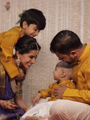 Deepika Jayaraman Instagram - The One where VYAN turns ONE 💙
& the 8th picture has my heart 🥹❤️
Photos @magicmomentsphotography.in
My Mehindi @dotsandcurves
My Make up & Hair @vyshalisundaram_makeupandhair
Boys outfit @sundari_silks
My saree @hayagrivas_silkhouse