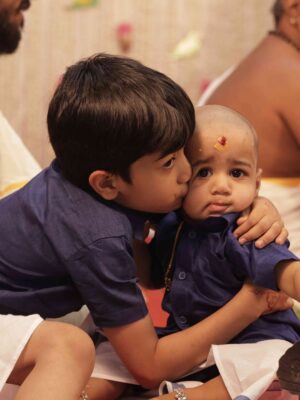 Deepika Jayaraman Instagram - The One where VYAN turns ONE 💙
& the 8th picture has my heart 🥹❤️
Photos @magicmomentsphotography.in
My Mehindi @dotsandcurves
My Make up & Hair @vyshalisundaram_makeupandhair
Boys outfit @sundari_silks
My saree @hayagrivas_silkhouse