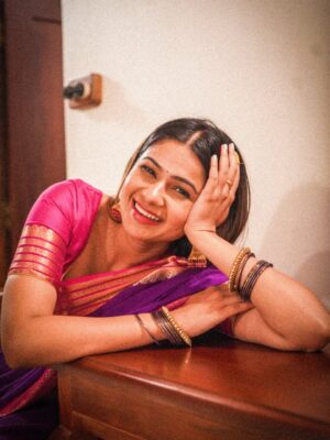 Deesha Umesh Instagram - ಕಾಲಲ್ಲಿ ಕಿರುಗೆಜ್ಜೆ ಘಲ್ಲೆಂದವೋ 🪷
.
.
.
#deeshaumesh #kannada #sareee