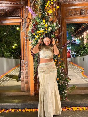 Deesha Umesh Instagram - Current status: collecting wedding invites like Pokémon cards 😂💕
Outfit from @classy_renthouse
.
.
.
.
#deeshaumesh #weddingoutfit #sangeet #indian #weddingseason
