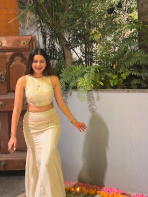 Deesha Umesh Instagram - Current status: collecting wedding invites like Pokémon cards 😂💕
Outfit from @classy_renthouse
.
.
.
.
#deeshaumesh #weddingoutfit #sangeet #indian #weddingseason