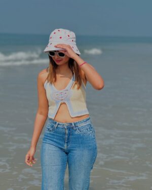 Deesha Umesh Instagram - Wearing jeans👖 to the beach , yes we exist 👀
.
.
#varkala #deeshaumesh #travel #beach #blackbeach