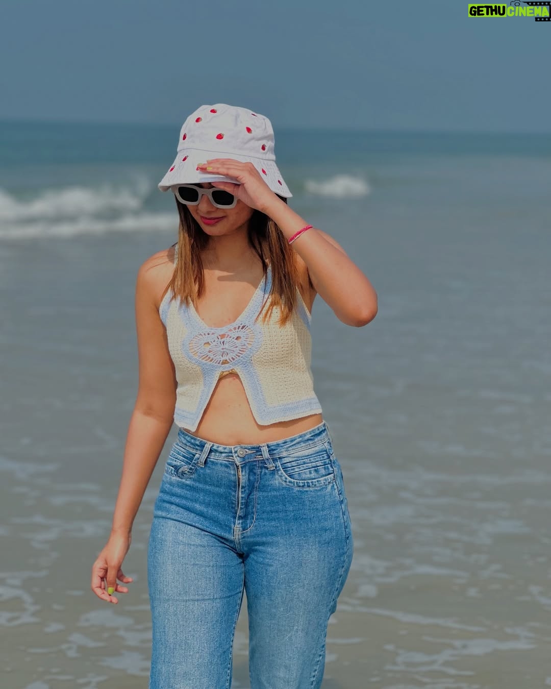 Deesha Umesh - 17.1K Likes - Wearing  jeans👖 to the beach , yes we exist 👀
.
.
#varkala #deeshaumesh #travel #beach #blackbeach