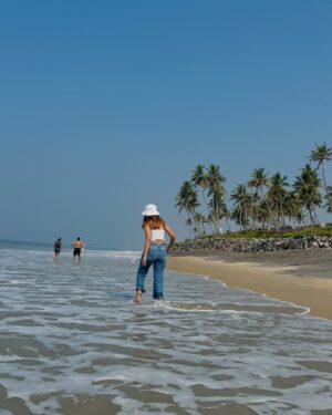 Deesha Umesh Instagram - Wearing jeans👖 to the beach , yes we exist 👀
.
.
#varkala #deeshaumesh #travel #beach #blackbeach