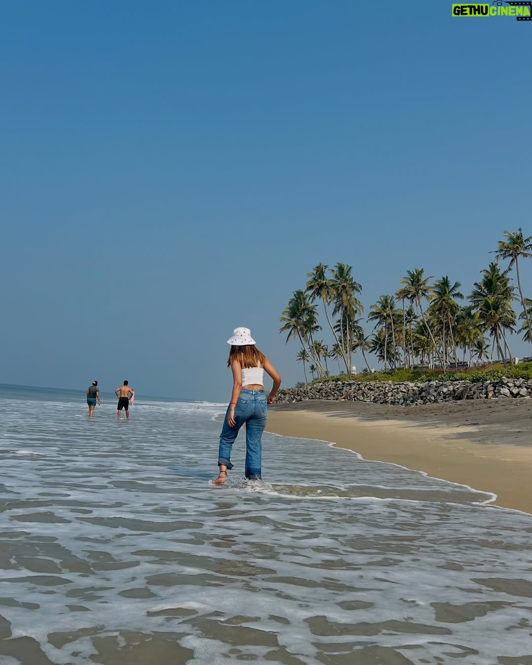 Deesha Umesh - 17.1K Likes - Wearing  jeans👖 to the beach , yes we exist 👀
.
.
#varkala #deeshaumesh #travel #beach #blackbeach