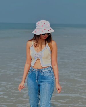 Deesha Umesh Instagram - Wearing jeans👖 to the beach , yes we exist 👀
.
.
#varkala #deeshaumesh #travel #beach #blackbeach