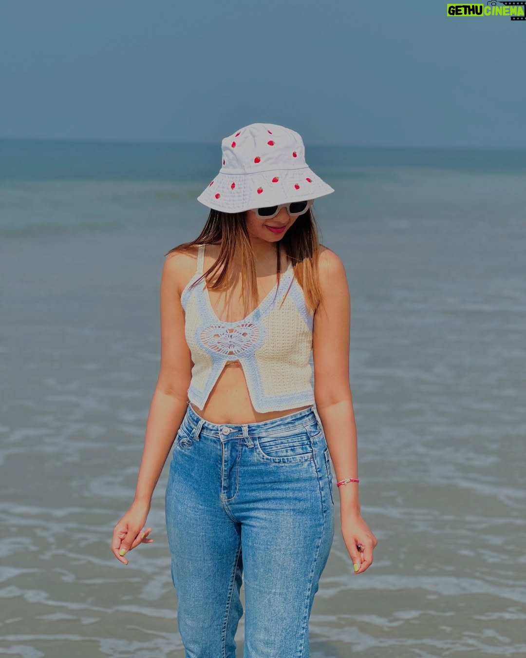 Deesha Umesh - 17.1K Likes - Wearing  jeans👖 to the beach , yes we exist 👀
.
.
#varkala #deeshaumesh #travel #beach #blackbeach