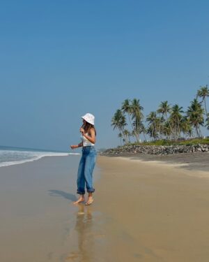 Deesha Umesh Instagram - Wearing jeans👖 to the beach , yes we exist 👀
.
.
#varkala #deeshaumesh #travel #beach #blackbeach