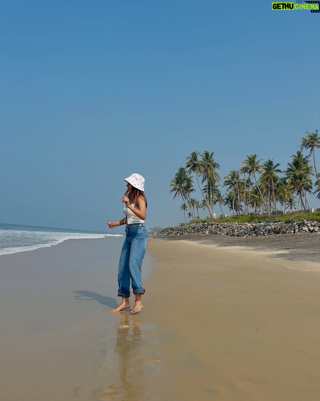 Deesha Umesh - 17.1K Likes - Wearing  jeans👖 to the beach , yes we exist 👀
.
.
#varkala #deeshaumesh #travel #beach #blackbeach