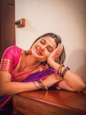 Deesha Umesh Instagram - ಕಾಲಲ್ಲಿ ಕಿರುಗೆಜ್ಜೆ ಘಲ್ಲೆಂದವೋ 🪷
.
.
.
#deeshaumesh #kannada #sareee
