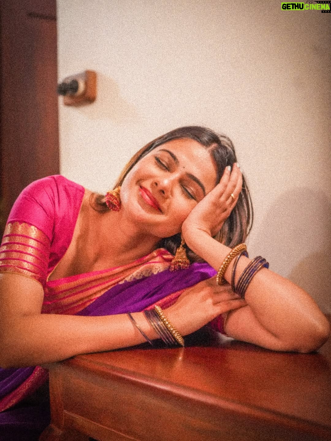 Deesha Umesh - 17.1K Likes - ಕಾಲಲ್ಲಿ ಕಿರುಗೆಜ್ಜೆ ಘಲ್ಲೆಂದವೋ 🪷
.
.
.
#deeshaumesh #kannada #sareee
