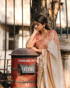 Deesha Umesh Instagram - ಪ್ರೇಮ ಪತ್ರ 💕 I’ll always choose you 💌
.
.
.
Photos by @praveen_reddy__07
Saree from @the.kritagyaa