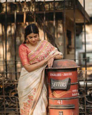 Deesha Umesh Instagram - ಪ್ರೇಮ ಪತ್ರ 💕 I’ll always choose you 💌
.
.
.
Photos by @praveen_reddy__07
Saree from @the.kritagyaa
