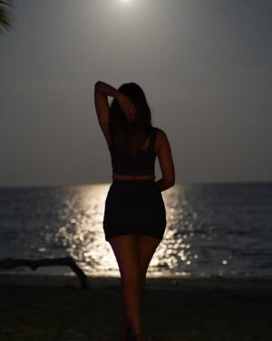 Deesha Umesh Instagram - Beach, please 🏖️
.
I would like to certify vade as the best photographer I have worked with @vinaygururaja4372 thanks 😂💕
.
#deeshaumesh #beach #andaman #resort #stay