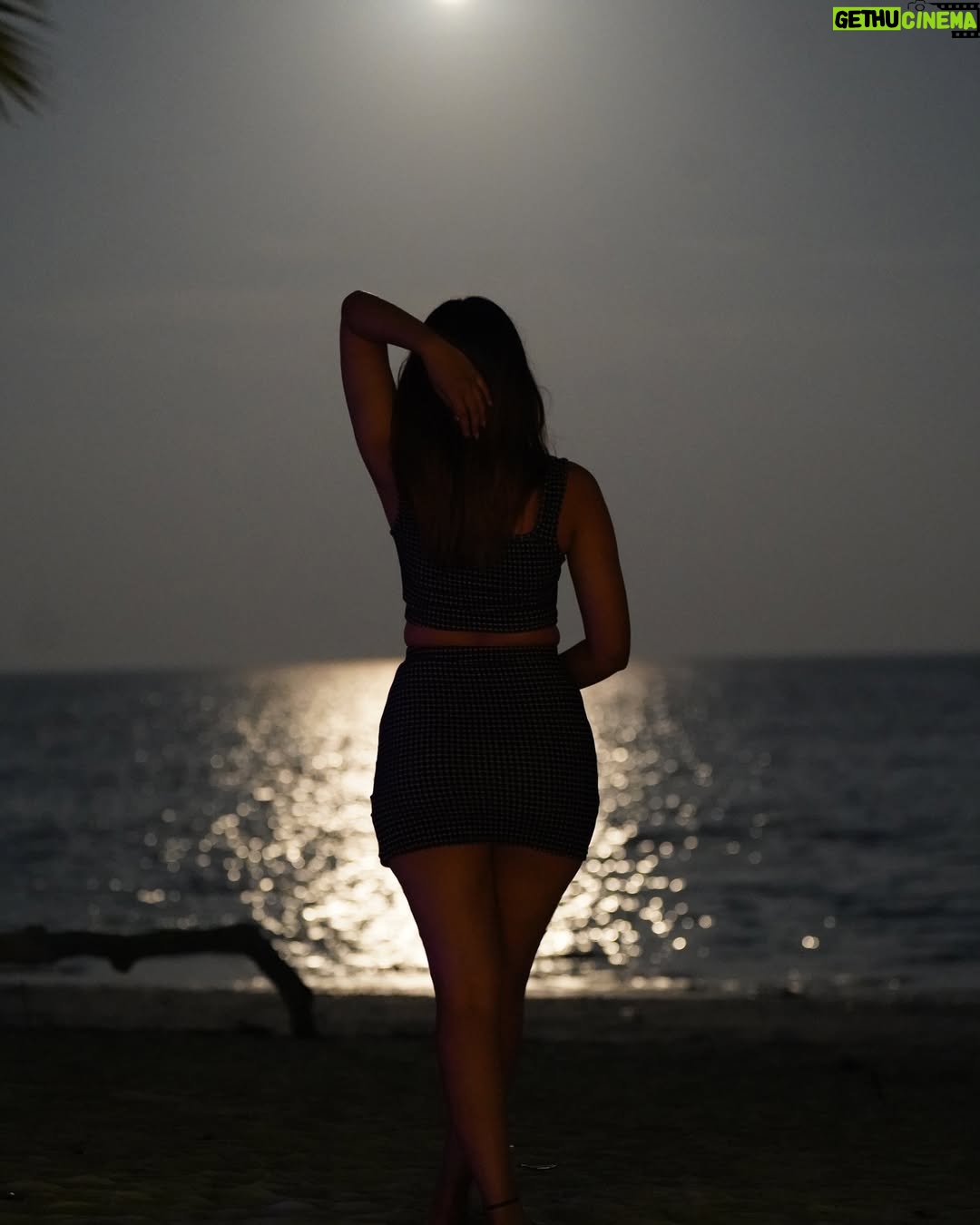 Deesha Umesh - 30.8K Likes - Beach, please 🏖️
.
I would like to certify vade as the best photographer I have worked with @vinaygururaja4372 thanks 😂💕
.
#deeshaumesh #beach #andaman #resort #stay
