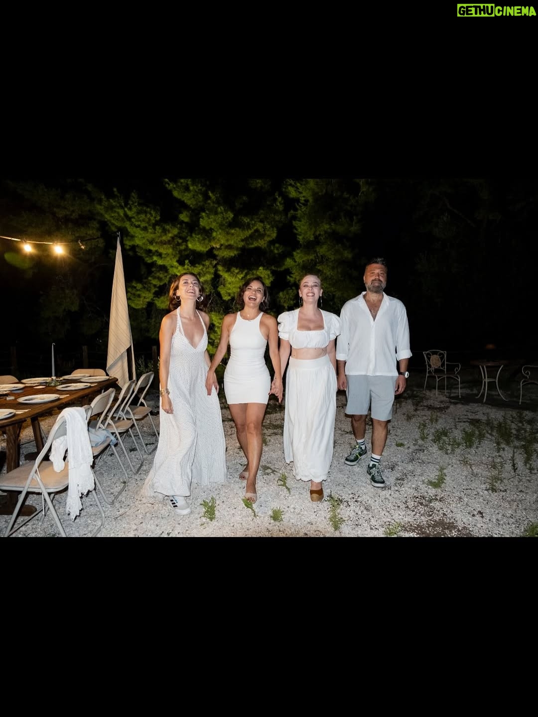 Demet Evgar - 211.1K Likes - Çocuklar gibi şendik 🩵
