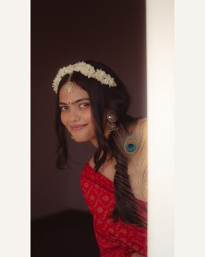 Denima Shrivastava Instagram - Always wanted to do a Radha Rani look 🦚❤️✨
.
.
.
.
.
.
.
.
.
.
.
.
.
.
.
.
.
.
Self portraits, Janmashtami poses, pose ideas, Janmashtami, photoshoot, shoot ideas, pose guide, photography, Instagram, fyp 

#Janmashtamiposes #poseideas #janmastamishootideas #janmastami #poseguide #fyp