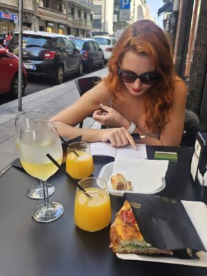 Denisa Nesvačilová Instagram - Itálie, Apulie, srpen 2025

Nálada u stolů byla je skvělá. Boží jídlo (hodně), super prosecco (dostatek, ne moc!), úchvatná architektura a historie (kromě Bari, to nás tak nebralo) a hlavně my dva (a o tom jindy)… 😜❤️☀️🚜