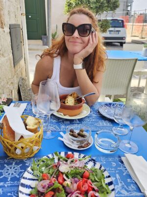 Denisa Nesvačilová Instagram - Itálie, Apulie, srpen 2025

Nálada u stolů byla je skvělá. Boží jídlo (hodně), super prosecco (dostatek, ne moc!), úchvatná architektura a historie (kromě Bari, to nás tak nebralo) a hlavně my dva (a o tom jindy)… 😜❤️☀️🚜