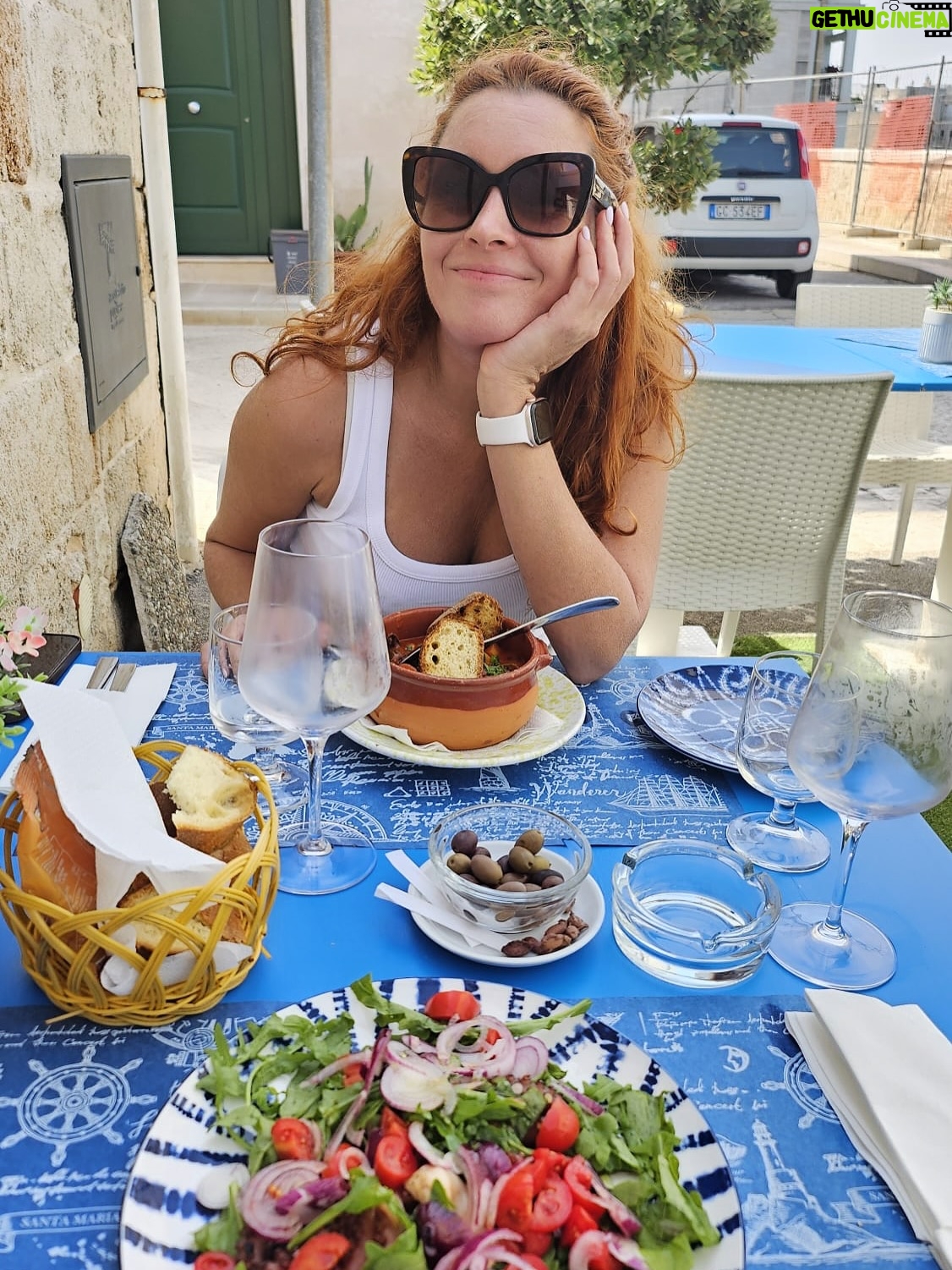 Denisa Nesvačilová - 2.5K Likes - Itálie, Apulie, srpen 2025

Nálada u stolů byla je skvělá. Boží jídlo (hodně), super prosecco (dostatek, ne moc!), úchvatná architektura a historie (kromě Bari, to nás tak nebralo) a hlavně my dva (a o tom jindy)… 😜❤️☀️🚜