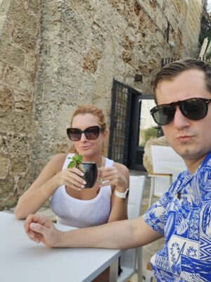 Denisa Nesvačilová Instagram - Itálie, Apulie, srpen 2025

Nálada u stolů byla je skvělá. Boží jídlo (hodně), super prosecco (dostatek, ne moc!), úchvatná architektura a historie (kromě Bari, to nás tak nebralo) a hlavně my dva (a o tom jindy)… 😜❤️☀️🚜