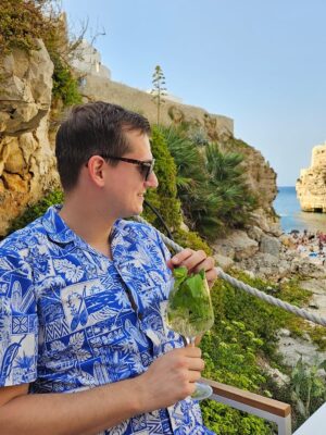 Denisa Nesvačilová Instagram - Itálie, Apulie, srpen 2025

Nálada u stolů byla je skvělá. Boží jídlo (hodně), super prosecco (dostatek, ne moc!), úchvatná architektura a historie (kromě Bari, to nás tak nebralo) a hlavně my dva (a o tom jindy)… 😜❤️☀️🚜