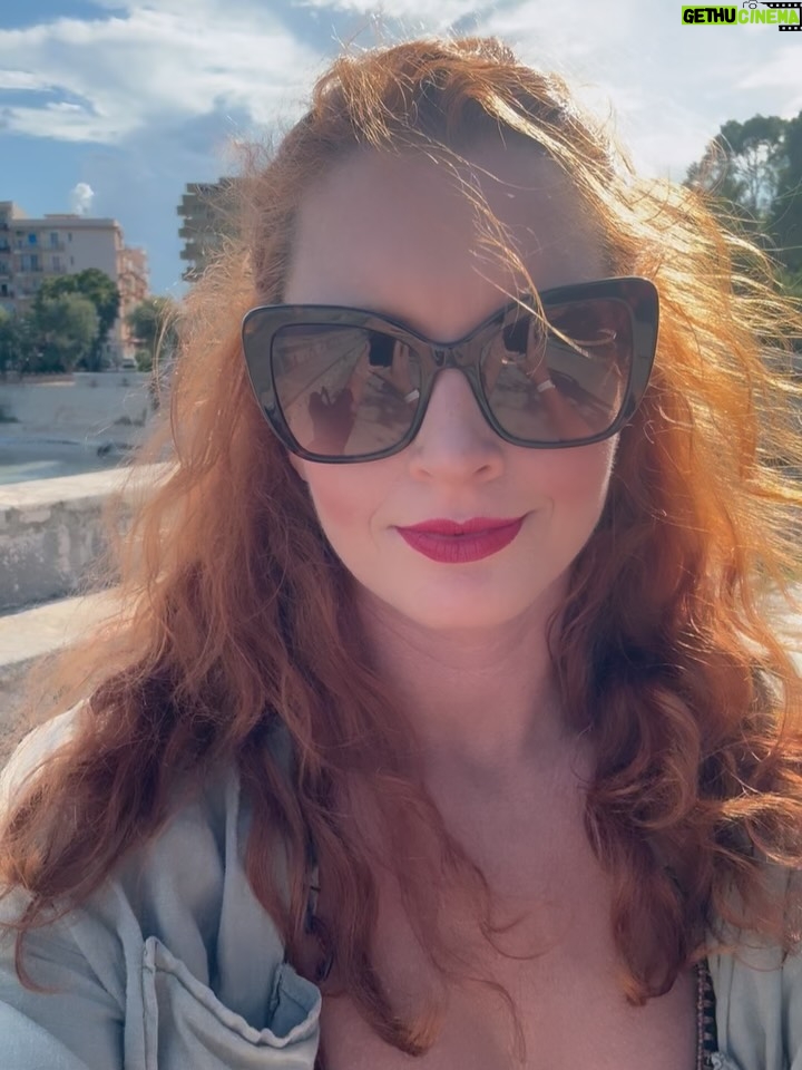 Denisa Nesvačilová - 2.5K Likes - Itálie, Apulie, srpen 2025

Nálada u stolů byla je skvělá. Boží jídlo (hodně), super prosecco (dostatek, ne moc!), úchvatná architektura a historie (kromě Bari, to nás tak nebralo) a hlavně my dva (a o tom jindy)… 😜❤️☀️🚜