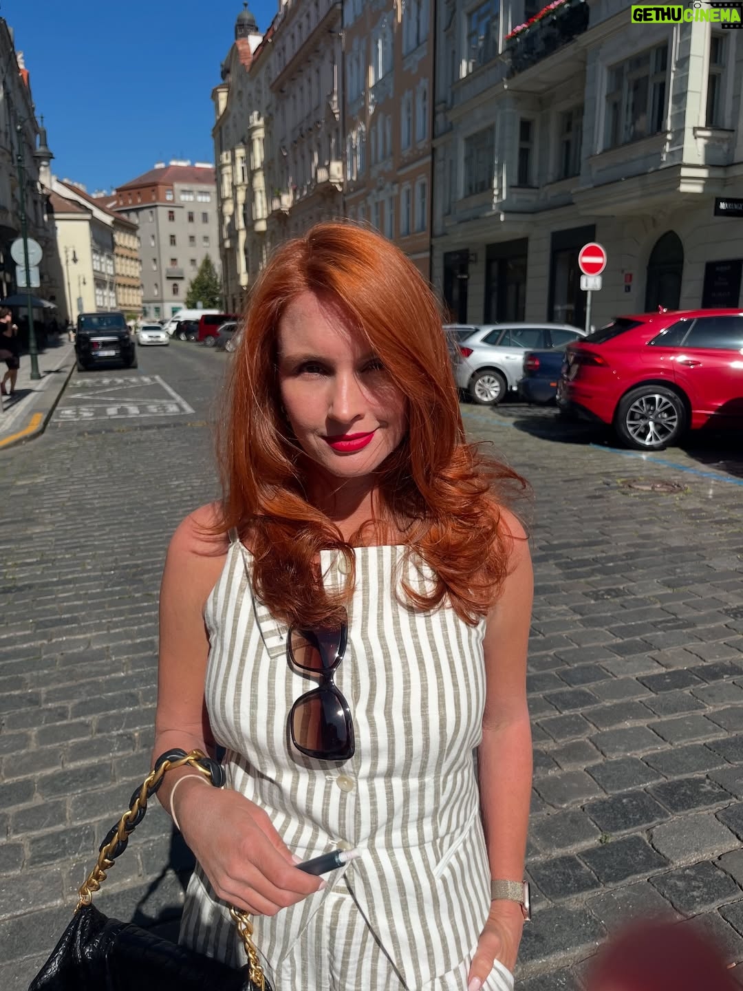 Denisa Nesvačilová - 4K Likes - Hlásím návrat domů! 
Nejen, že jsem se tam opálila, ale taky mi dost vyšisovaly vlasy. 🙈😅 Já se prostě nedokážu koupat v moři, aniž bych si namočila hlavu. 🤷‍♀️🧜‍♀️
A tak se mi o hřívu dneska opět báječně postaral @adamstybnar_hair_makeup @redsalonpraha 🙏❤️
Děkuju za výživu a navrácení do původního tónu. Zase můžu do práce🎥🎬

P.S.: Ten střih mě ohromně baví😜
