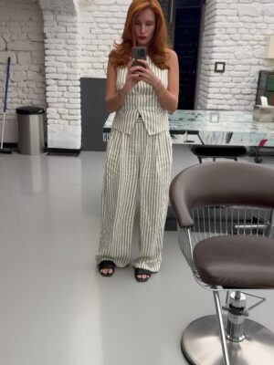 Denisa Nesvačilová Instagram - Hlásím návrat domů! 
Nejen, že jsem se tam opálila, ale taky mi dost vyšisovaly vlasy. 🙈😅 Já se prostě nedokážu koupat v moři, aniž bych si namočila hlavu. 🤷‍♀️🧜‍♀️
A tak se mi o hřívu dneska opět báječně postaral @adamstybnar_hair_makeup @redsalonpraha 🙏❤️
Děkuju za výživu a navrácení do původního tónu. Zase můžu do práce🎥🎬

P.S.: Ten střih mě ohromně baví😜