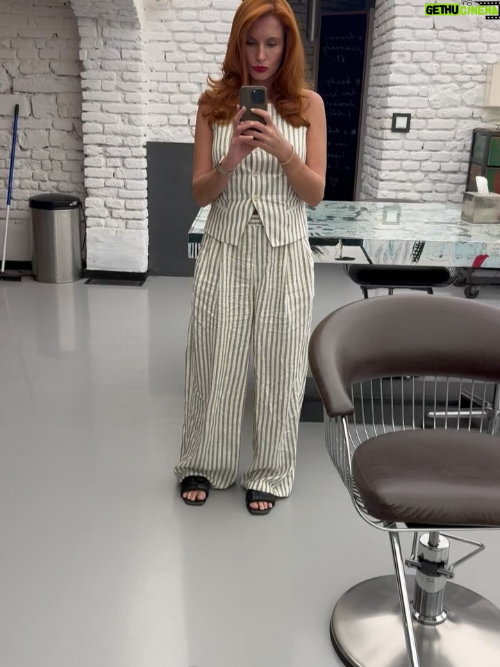 Denisa Nesvačilová - 4K Likes - Hlásím návrat domů! 
Nejen, že jsem se tam opálila, ale taky mi dost vyšisovaly vlasy. 🙈😅 Já se prostě nedokážu koupat v moři, aniž bych si namočila hlavu. 🤷‍♀️🧜‍♀️
A tak se mi o hřívu dneska opět báječně postaral @adamstybnar_hair_makeup @redsalonpraha 🙏❤️
Děkuju za výživu a navrácení do původního tónu. Zase můžu do práce🎥🎬

P.S.: Ten střih mě ohromně baví😜