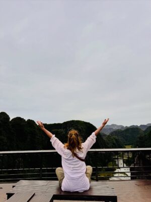 Denisse Dibós Instagram - Viajar me hace pensar en lo esencial: en cómo estar bien conmigo misma para poder acompañar verdaderamente a mi hija en esta etapa tan intensa y hermosa que es la adolescencia.
Ser madre de una adolescente es aprender a soltar poco a poco, a confiar, a escuchar sin juzgar y a sostener sin invadir. Es recordar que los hijos no necesitan una madre perfecta, sino una madre en paz, consciente de sí misma, que se permite también seguir creciendo.
Por eso estos viajes, estos silencios, estas pausas… no son una huida, sino una manera de nutrirme, de encontrar serenidad y fuerza.
Solo desde ese lugar puedo ofrecerle lo mejor de mí: una mirada amorosa, una guía serena y un ejemplo de mujer que sigue explorando el mundo… y su propio corazón.💕.