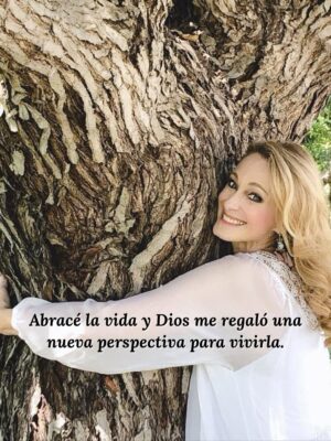 Denisse Dibós Instagram - 🙏🏼Hoy, que conmemoramos el Día Mundial de la Lucha contra el Cáncer de Mama, quiero compartir mi corazón 🩷 y mi gratitud. Hoy no solo celebro un año más de vida, sino 8 años desde aquel diagnóstico de cáncer de mama. 🥹
Recuerdo ese momento, hace no mucho, cuando todo pasaba por mi cabeza: la incertidumbre, las oraciones, las meditaciones... Y decidí tomarlo como un regalo de vida, una gran oportunidad para el aprendizaje y la evolución.
¡SOY UNA SOBREVIVIENTE 💪🏼 del cáncer de mama! Y como millones de personas en el mundo 🌍 que han vencido o que hoy luchan con valentía, hoy agradezco inmensamente.
Hoy doy gracias a Dios 💞 por esta segunda oportunidad. Elevo una oración 🙏🏼 por todas aquellas guerreras que lucharon hasta darlo todo y que hoy ya no están aquí para celebrarlo con nosotras.
¡Gracias, gracias y gracias!
Ahora, con fe, siempre atenta y puntual con mis chequeos, ¡siempre pa’lante! Esta experiencia me enseñó a apreciar lo que tenemos y a cuidar nuestra vida. Me refugié en actividades que me hacían bien, como el yoga 🧘♀️, las caminatas, y encontré en la equinoterapia mucha paz, un espacio para el disfrute y la naturaleza.
Recuerda que la prevención hace la diferencia entre la vida y la muerte. ¡Hazte tus chequeos!
¡UN DIAGNÓSTICO TEMPRANO SALVA VIDAS 💞!
Si conoces a alguien que está pasando por esto, comenta con un 💓 y mandémosle nuestros mejores deseos para que se recupere pronto. ¡Vamos que sí puedes 👏🏼! Y si eres una sobreviviente como yo, celebra la vida y sigue cuidándote 🙏🏼.
¡Bravo por todas esas mujeres valientes y hermosas que no se dejaron vencer con el cáncer!
¡Tenemos tanto que agradecer! Aprendamos a valorar cada respiro.
#TimeToEndBreastCancer #DiaMundialDelCancerDeMama #CelebraLaVida #Cáncer #AcabemosConElCancerDeMama