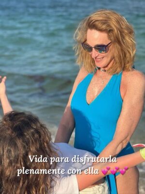 Denisse Dibós Instagram - 🙏🏼Hoy, que conmemoramos el Día Mundial de la Lucha contra el Cáncer de Mama, quiero compartir mi corazón 🩷 y mi gratitud. Hoy no solo celebro un año más de vida, sino 8 años desde aquel diagnóstico de cáncer de mama. 🥹
Recuerdo ese momento, hace no mucho, cuando todo pasaba por mi cabeza: la incertidumbre, las oraciones, las meditaciones... Y decidí tomarlo como un regalo de vida, una gran oportunidad para el aprendizaje y la evolución.
¡SOY UNA SOBREVIVIENTE 💪🏼 del cáncer de mama! Y como millones de personas en el mundo 🌍 que han vencido o que hoy luchan con valentía, hoy agradezco inmensamente.
Hoy doy gracias a Dios 💞 por esta segunda oportunidad. Elevo una oración 🙏🏼 por todas aquellas guerreras que lucharon hasta darlo todo y que hoy ya no están aquí para celebrarlo con nosotras.
¡Gracias, gracias y gracias!
Ahora, con fe, siempre atenta y puntual con mis chequeos, ¡siempre pa’lante! Esta experiencia me enseñó a apreciar lo que tenemos y a cuidar nuestra vida. Me refugié en actividades que me hacían bien, como el yoga 🧘♀️, las caminatas, y encontré en la equinoterapia mucha paz, un espacio para el disfrute y la naturaleza.
Recuerda que la prevención hace la diferencia entre la vida y la muerte. ¡Hazte tus chequeos!
¡UN DIAGNÓSTICO TEMPRANO SALVA VIDAS 💞!
Si conoces a alguien que está pasando por esto, comenta con un 💓 y mandémosle nuestros mejores deseos para que se recupere pronto. ¡Vamos que sí puedes 👏🏼! Y si eres una sobreviviente como yo, celebra la vida y sigue cuidándote 🙏🏼.
¡Bravo por todas esas mujeres valientes y hermosas que no se dejaron vencer con el cáncer!
¡Tenemos tanto que agradecer! Aprendamos a valorar cada respiro.
#TimeToEndBreastCancer #DiaMundialDelCancerDeMama #CelebraLaVida #Cáncer #AcabemosConElCancerDeMama