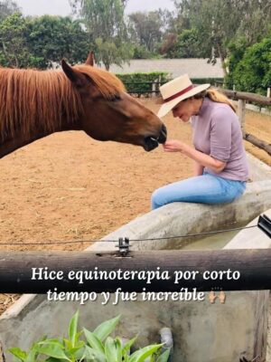 Denisse Dibós Instagram - 🙏🏼Hoy, que conmemoramos el Día Mundial de la Lucha contra el Cáncer de Mama, quiero compartir mi corazón 🩷 y mi gratitud. Hoy no solo celebro un año más de vida, sino 8 años desde aquel diagnóstico de cáncer de mama. 🥹
Recuerdo ese momento, hace no mucho, cuando todo pasaba por mi cabeza: la incertidumbre, las oraciones, las meditaciones... Y decidí tomarlo como un regalo de vida, una gran oportunidad para el aprendizaje y la evolución.
¡SOY UNA SOBREVIVIENTE 💪🏼 del cáncer de mama! Y como millones de personas en el mundo 🌍 que han vencido o que hoy luchan con valentía, hoy agradezco inmensamente.
Hoy doy gracias a Dios 💞 por esta segunda oportunidad. Elevo una oración 🙏🏼 por todas aquellas guerreras que lucharon hasta darlo todo y que hoy ya no están aquí para celebrarlo con nosotras.
¡Gracias, gracias y gracias!
Ahora, con fe, siempre atenta y puntual con mis chequeos, ¡siempre pa’lante! Esta experiencia me enseñó a apreciar lo que tenemos y a cuidar nuestra vida. Me refugié en actividades que me hacían bien, como el yoga 🧘♀️, las caminatas, y encontré en la equinoterapia mucha paz, un espacio para el disfrute y la naturaleza.
Recuerda que la prevención hace la diferencia entre la vida y la muerte. ¡Hazte tus chequeos!
¡UN DIAGNÓSTICO TEMPRANO SALVA VIDAS 💞!
Si conoces a alguien que está pasando por esto, comenta con un 💓 y mandémosle nuestros mejores deseos para que se recupere pronto. ¡Vamos que sí puedes 👏🏼! Y si eres una sobreviviente como yo, celebra la vida y sigue cuidándote 🙏🏼.
¡Bravo por todas esas mujeres valientes y hermosas que no se dejaron vencer con el cáncer!
¡Tenemos tanto que agradecer! Aprendamos a valorar cada respiro.
#TimeToEndBreastCancer #DiaMundialDelCancerDeMama #CelebraLaVida #Cáncer #AcabemosConElCancerDeMama