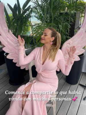 Denisse Dibós Instagram - 🙏🏼Hoy, que conmemoramos el Día Mundial de la Lucha contra el Cáncer de Mama, quiero compartir mi corazón 🩷 y mi gratitud. Hoy no solo celebro un año más de vida, sino 8 años desde aquel diagnóstico de cáncer de mama. 🥹
Recuerdo ese momento, hace no mucho, cuando todo pasaba por mi cabeza: la incertidumbre, las oraciones, las meditaciones... Y decidí tomarlo como un regalo de vida, una gran oportunidad para el aprendizaje y la evolución.
¡SOY UNA SOBREVIVIENTE 💪🏼 del cáncer de mama! Y como millones de personas en el mundo 🌍 que han vencido o que hoy luchan con valentía, hoy agradezco inmensamente.
Hoy doy gracias a Dios 💞 por esta segunda oportunidad. Elevo una oración 🙏🏼 por todas aquellas guerreras que lucharon hasta darlo todo y que hoy ya no están aquí para celebrarlo con nosotras.
¡Gracias, gracias y gracias!
Ahora, con fe, siempre atenta y puntual con mis chequeos, ¡siempre pa’lante! Esta experiencia me enseñó a apreciar lo que tenemos y a cuidar nuestra vida. Me refugié en actividades que me hacían bien, como el yoga 🧘♀️, las caminatas, y encontré en la equinoterapia mucha paz, un espacio para el disfrute y la naturaleza.
Recuerda que la prevención hace la diferencia entre la vida y la muerte. ¡Hazte tus chequeos!
¡UN DIAGNÓSTICO TEMPRANO SALVA VIDAS 💞!
Si conoces a alguien que está pasando por esto, comenta con un 💓 y mandémosle nuestros mejores deseos para que se recupere pronto. ¡Vamos que sí puedes 👏🏼! Y si eres una sobreviviente como yo, celebra la vida y sigue cuidándote 🙏🏼.
¡Bravo por todas esas mujeres valientes y hermosas que no se dejaron vencer con el cáncer!
¡Tenemos tanto que agradecer! Aprendamos a valorar cada respiro.
#TimeToEndBreastCancer #DiaMundialDelCancerDeMama #CelebraLaVida #Cáncer #AcabemosConElCancerDeMama