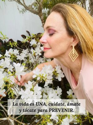 Denisse Dibós Instagram - 🙏🏼Hoy, que conmemoramos el Día Mundial de la Lucha contra el Cáncer de Mama, quiero compartir mi corazón 🩷 y mi gratitud. Hoy no solo celebro un año más de vida, sino 8 años desde aquel diagnóstico de cáncer de mama. 🥹
Recuerdo ese momento, hace no mucho, cuando todo pasaba por mi cabeza: la incertidumbre, las oraciones, las meditaciones... Y decidí tomarlo como un regalo de vida, una gran oportunidad para el aprendizaje y la evolución.
¡SOY UNA SOBREVIVIENTE 💪🏼 del cáncer de mama! Y como millones de personas en el mundo 🌍 que han vencido o que hoy luchan con valentía, hoy agradezco inmensamente.
Hoy doy gracias a Dios 💞 por esta segunda oportunidad. Elevo una oración 🙏🏼 por todas aquellas guerreras que lucharon hasta darlo todo y que hoy ya no están aquí para celebrarlo con nosotras.
¡Gracias, gracias y gracias!
Ahora, con fe, siempre atenta y puntual con mis chequeos, ¡siempre pa’lante! Esta experiencia me enseñó a apreciar lo que tenemos y a cuidar nuestra vida. Me refugié en actividades que me hacían bien, como el yoga 🧘♀️, las caminatas, y encontré en la equinoterapia mucha paz, un espacio para el disfrute y la naturaleza.
Recuerda que la prevención hace la diferencia entre la vida y la muerte. ¡Hazte tus chequeos!
¡UN DIAGNÓSTICO TEMPRANO SALVA VIDAS 💞!
Si conoces a alguien que está pasando por esto, comenta con un 💓 y mandémosle nuestros mejores deseos para que se recupere pronto. ¡Vamos que sí puedes 👏🏼! Y si eres una sobreviviente como yo, celebra la vida y sigue cuidándote 🙏🏼.
¡Bravo por todas esas mujeres valientes y hermosas que no se dejaron vencer con el cáncer!
¡Tenemos tanto que agradecer! Aprendamos a valorar cada respiro.
#TimeToEndBreastCancer #DiaMundialDelCancerDeMama #CelebraLaVida #Cáncer #AcabemosConElCancerDeMama