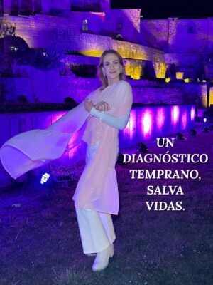 Denisse Dibós Instagram - 🙏🏼Hoy, que conmemoramos el Día Mundial de la Lucha contra el Cáncer de Mama, quiero compartir mi corazón 🩷 y mi gratitud. Hoy no solo celebro un año más de vida, sino 8 años desde aquel diagnóstico de cáncer de mama. 🥹
Recuerdo ese momento, hace no mucho, cuando todo pasaba por mi cabeza: la incertidumbre, las oraciones, las meditaciones... Y decidí tomarlo como un regalo de vida, una gran oportunidad para el aprendizaje y la evolución.
¡SOY UNA SOBREVIVIENTE 💪🏼 del cáncer de mama! Y como millones de personas en el mundo 🌍 que han vencido o que hoy luchan con valentía, hoy agradezco inmensamente.
Hoy doy gracias a Dios 💞 por esta segunda oportunidad. Elevo una oración 🙏🏼 por todas aquellas guerreras que lucharon hasta darlo todo y que hoy ya no están aquí para celebrarlo con nosotras.
¡Gracias, gracias y gracias!
Ahora, con fe, siempre atenta y puntual con mis chequeos, ¡siempre pa’lante! Esta experiencia me enseñó a apreciar lo que tenemos y a cuidar nuestra vida. Me refugié en actividades que me hacían bien, como el yoga 🧘♀️, las caminatas, y encontré en la equinoterapia mucha paz, un espacio para el disfrute y la naturaleza.
Recuerda que la prevención hace la diferencia entre la vida y la muerte. ¡Hazte tus chequeos!
¡UN DIAGNÓSTICO TEMPRANO SALVA VIDAS 💞!
Si conoces a alguien que está pasando por esto, comenta con un 💓 y mandémosle nuestros mejores deseos para que se recupere pronto. ¡Vamos que sí puedes 👏🏼! Y si eres una sobreviviente como yo, celebra la vida y sigue cuidándote 🙏🏼.
¡Bravo por todas esas mujeres valientes y hermosas que no se dejaron vencer con el cáncer!
¡Tenemos tanto que agradecer! Aprendamos a valorar cada respiro.
#TimeToEndBreastCancer #DiaMundialDelCancerDeMama #CelebraLaVida #Cáncer #AcabemosConElCancerDeMama