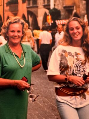 Denisse Dibós Instagram - Feliz día al cielo, a la madre más increíble que pude tener.
Siempre firme, siempre ahí.
Con esa sonrisota pícara, su coraje impresionante y ese amor tan profundo que no necesitaba palabras.
Estas fotos son recuerdos de cuando vivía allá… y mamá Betty siempre a mi lado. En cada recital, en mi depa, metiéndose en la cocina aunque no supiera cocinar —¡y sí! me quemaba las chuletas como carbón, pero eso no importaba. Estaba ahí. De pie. Presente. Incondicional.
Nos llevaba de viaje, se agotaba, pero no frenaba. Nos seguía el ritmo como podía, sin quejarse. Siempre *palante*. Como el roble que fue toda su vida.
Cómo la extraño.
Gracias por tanto, mamá.
Te llevo conmigo en cada paso. 💖
