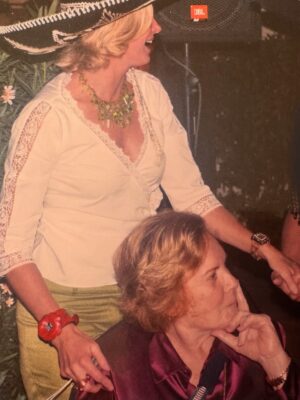 Denisse Dibós Instagram - Feliz día al cielo, a la madre más increíble que pude tener.
Siempre firme, siempre ahí.
Con esa sonrisota pícara, su coraje impresionante y ese amor tan profundo que no necesitaba palabras.
Estas fotos son recuerdos de cuando vivía allá… y mamá Betty siempre a mi lado. En cada recital, en mi depa, metiéndose en la cocina aunque no supiera cocinar —¡y sí! me quemaba las chuletas como carbón, pero eso no importaba. Estaba ahí. De pie. Presente. Incondicional.
Nos llevaba de viaje, se agotaba, pero no frenaba. Nos seguía el ritmo como podía, sin quejarse. Siempre *palante*. Como el roble que fue toda su vida.
Cómo la extraño.
Gracias por tanto, mamá.
Te llevo conmigo en cada paso. 💖
