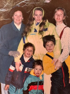 Denisse Dibós Instagram - Feliz día al cielo, a la madre más increíble que pude tener.
Siempre firme, siempre ahí.
Con esa sonrisota pícara, su coraje impresionante y ese amor tan profundo que no necesitaba palabras.
Estas fotos son recuerdos de cuando vivía allá… y mamá Betty siempre a mi lado. En cada recital, en mi depa, metiéndose en la cocina aunque no supiera cocinar —¡y sí! me quemaba las chuletas como carbón, pero eso no importaba. Estaba ahí. De pie. Presente. Incondicional.
Nos llevaba de viaje, se agotaba, pero no frenaba. Nos seguía el ritmo como podía, sin quejarse. Siempre *palante*. Como el roble que fue toda su vida.
Cómo la extraño.
Gracias por tanto, mamá.
Te llevo conmigo en cada paso. 💖