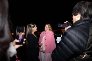 Denisse Dibós Instagram - 🎀 5 años, 1 mensaje: la esperanza vence🎀
Hoy celebro con el corazón lleno de gratitud ser, por quinto año consecutivo, imagen de la campaña de @esteelauderperu en la lucha contra el cáncer de mama.
El cáncer no solo es una batalla médica, es emocional, mental y espiritual. Pero también es una oportunidad de transformación, de valorar la vida, de conectar desde lo más profundo.
He vivido de cerca el miedo, pero también he visto el poder de la detección a tiempo, la ciencia, la fe y el amor. Y sobre todo, el poder de no rendirse jamás.
Agradezco ser parte de esta campaña que visibiliza, acompaña y empodera. Porque juntas, informadas y unidas, sí se puede vencer.
A todas las guerreras que están en este camino: no están solas. 💪💗
Y a quienes aún no se han hecho un chequeo: háganlo. La prevención salva vidas.
#TimeToEndBreastCancer #EstéeLauderCompanies #5AñosDeEsperanza #DetecciónTemprana #UnidasSomosMásFuertes @elc_peru